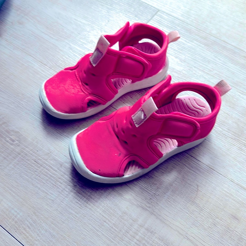 Cat and Jack size 8 toddler girl, water shoes